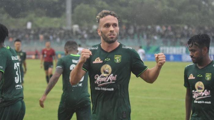 Ze-Valente-merayakan-golnya-di-laga-Persebaya-vs-PSS-Sleman.jpg
