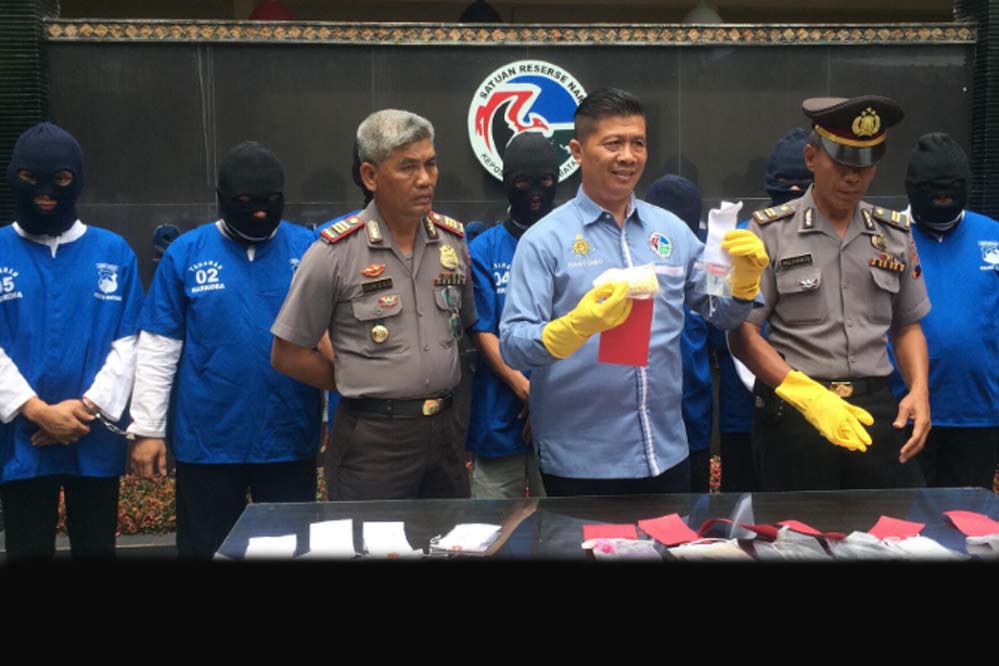 ada-7-kurir-sabu-diringkus-unit-satresnarkoba-polres-batang_20180227_234214.jpg