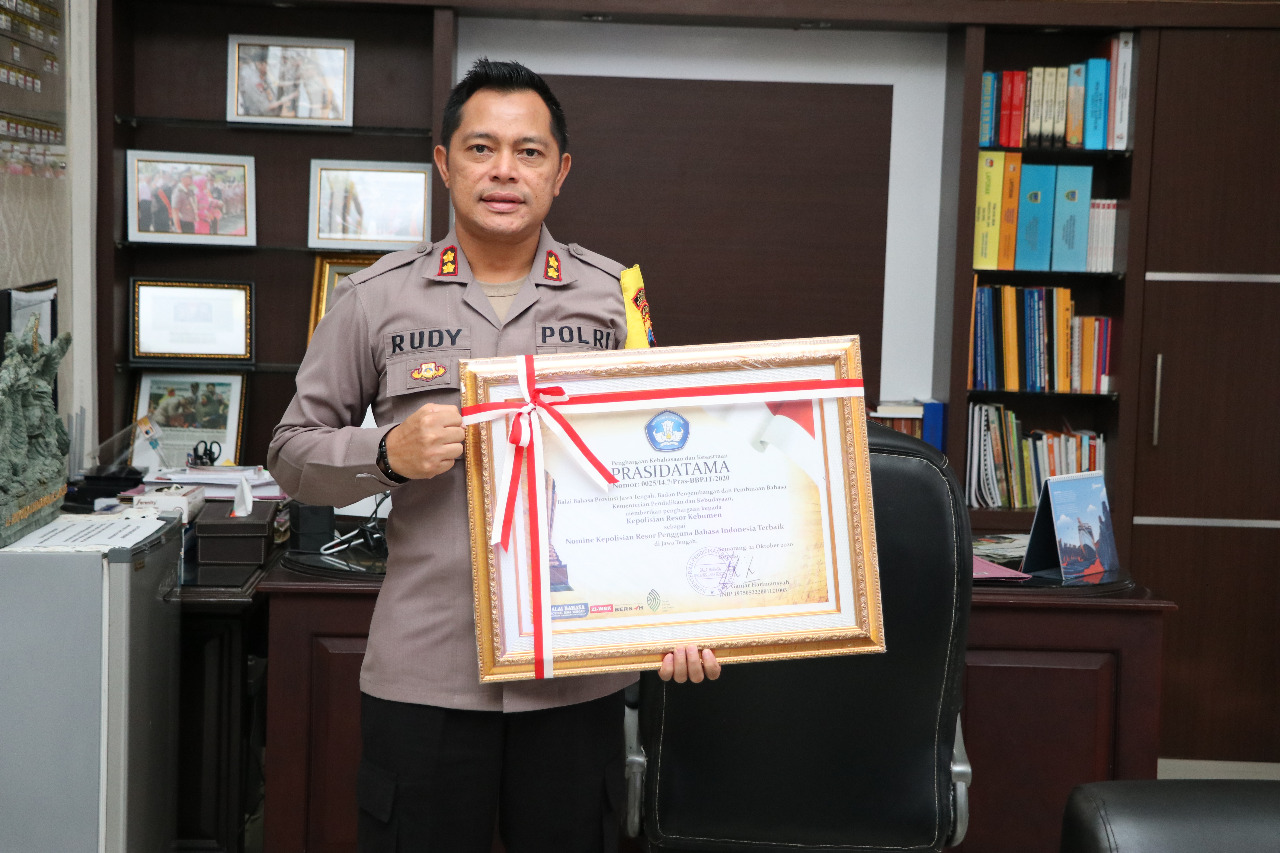 akbp-rudy-cahya-kurniawan-saat-menerima-penghargaan-prasidatama-2020-balai-bahasa-jawa-tengah.jpg