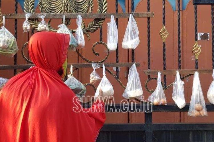 Bentuk Peduli Tetangga, Warga Surabaya Gantung Sembako di Dinding, Siapa Pun Boleh Ambil