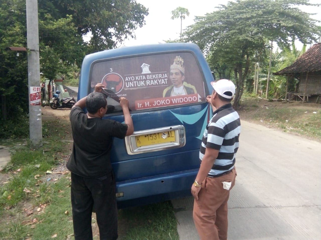Ratusan Kader DPC PDIP Demak Copot Stiker Jokowi Bermahkota di Angkutan Umum