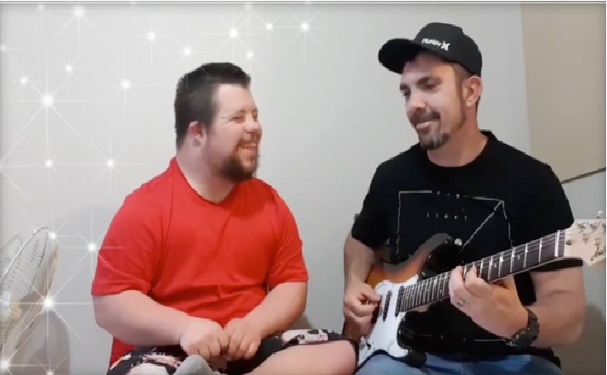 Kisah Guru Musik Robert Mullen Dedikasikan Hidup Bantu Difabel, Video Duetnya Viral