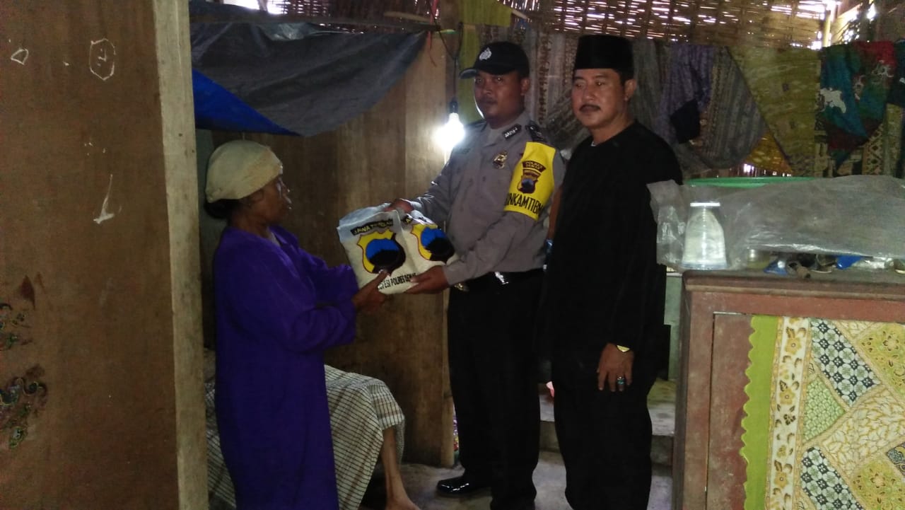 Peduli Warga Miskin, Bhabinkamtibmas Polsek Bonang Demak Bagikan Sembako