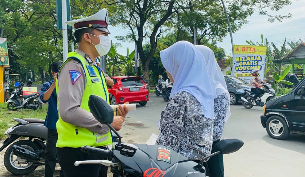 anggota-satlantas-polres-tegal-sedang-memberikan-imbauan-kepada-pelajar.jpg