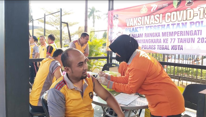 anggota-tni-polri-menjalani-vaksinasi-booster-covid-19.jpg