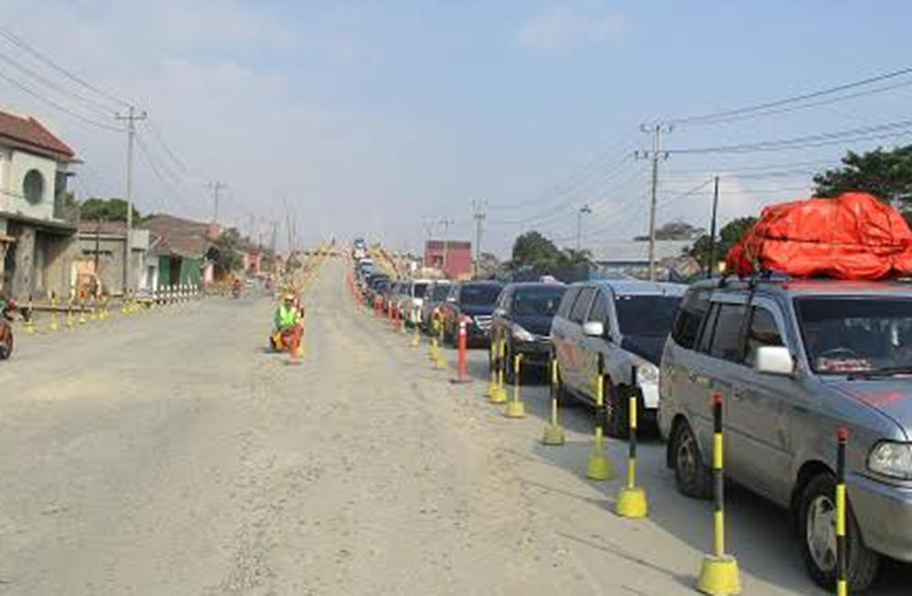 antrean-kendaraan-dari-arah-selatan-tampak-di-flyover-kretek-kecamatan-paguyangan-brebes_20170702_114234.jpg