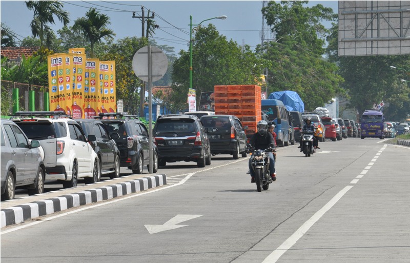 Antrean di Jalur Exit Tol Tingkir Menuju Terimal Tingkir Salatiga Mulai Terasa