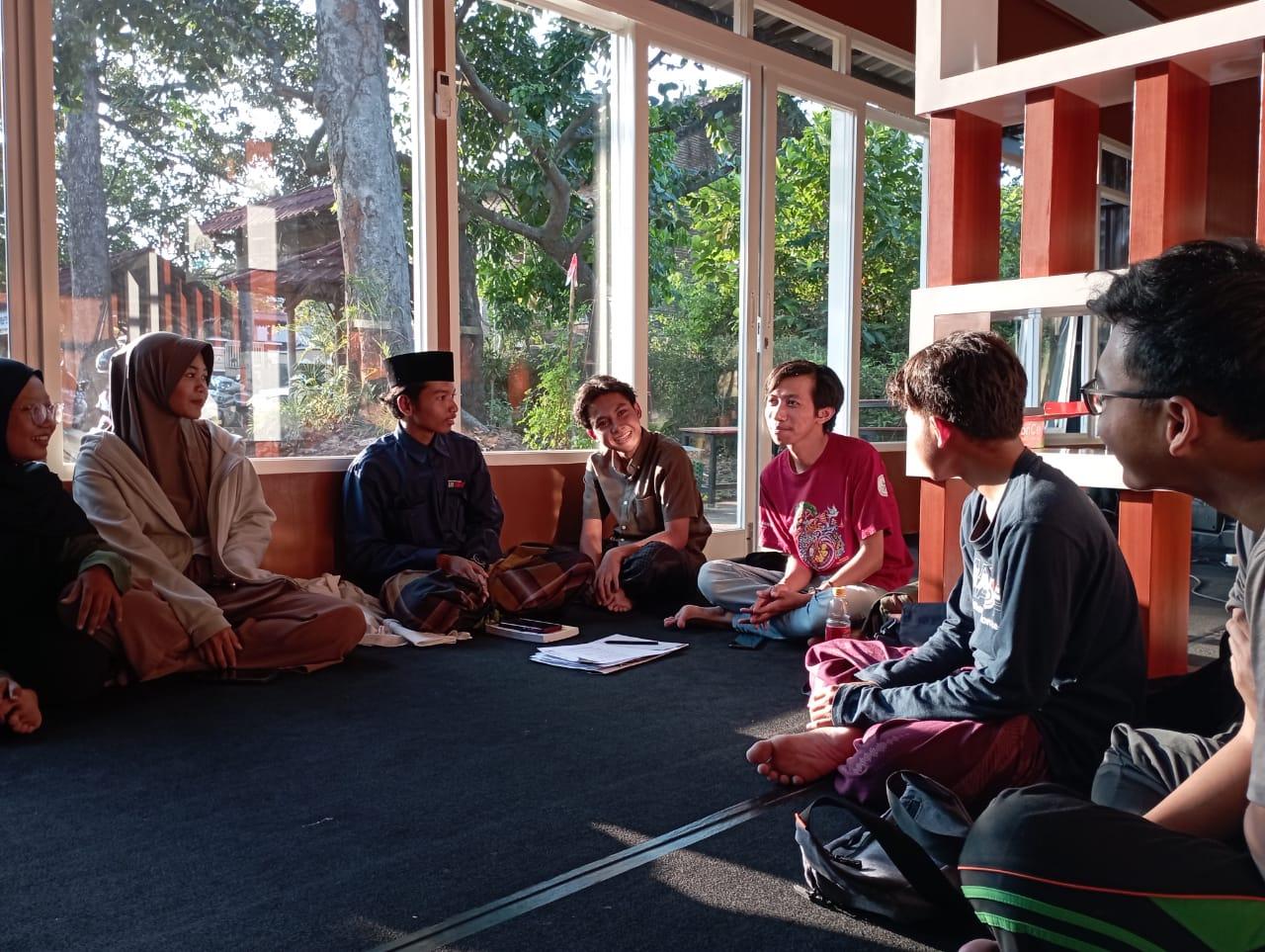 ara-anggota-arisan-buku-sedang-mendiskusikan-progres-buk.jpg