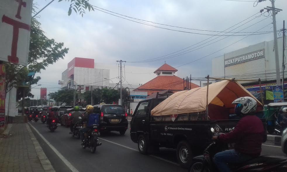 arus-balik-dari-banyumanik-ke-semarang-mulai-padat-merayap-kamis-2962017_20170629_150946.jpg