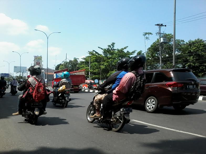 arus-balik-mudik-yang-terjadi-di-jalan-siliwangi-kalibanteng-semarang-kamis-296_20170629_123629.jpg