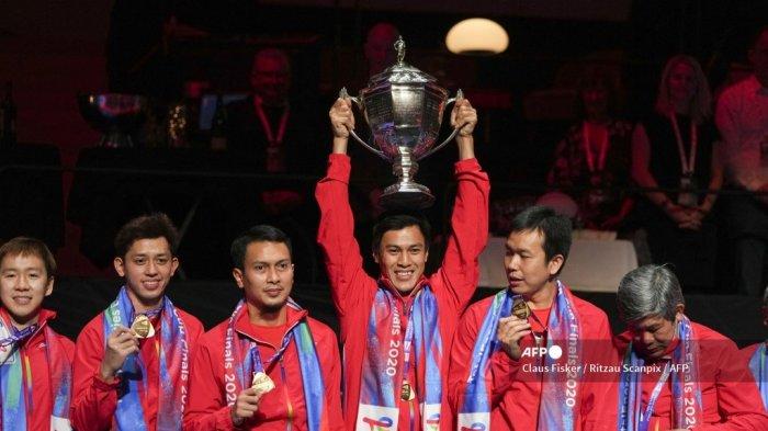 atlet-bulutangkis-indonesia-berpose-dengan-piala-dan-medali-mereka.jpg