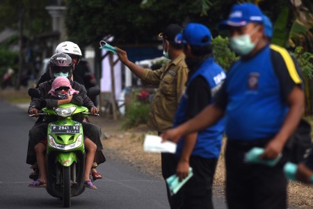 bagikan-masker-raung_20150712_215559.jpg