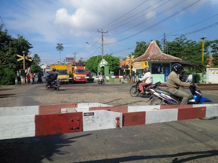 bahaya-pengendara-motor-jangan-menerebos-pintu-perlintasan-ka_20160701_234851.jpg