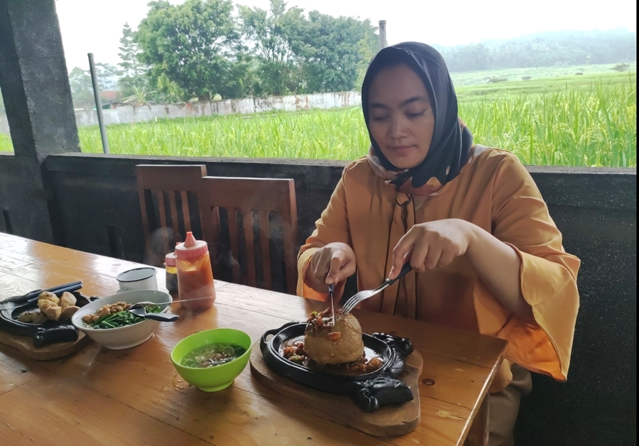 Ada Bakso Berbentuk Kapak, Cobalah Kunjungi Warung Milik Vivi di Kota Salatiga, View Gunung Merbabu
