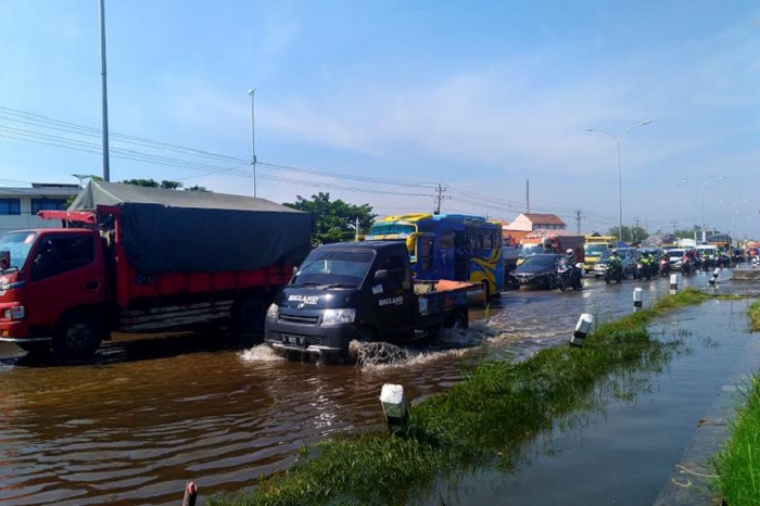 "Macet Sampai Berkilo-kilo" Mahasiswa Unissula Soroti Rob di Pantura Semarang - Demak