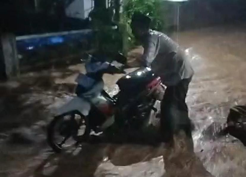 Video Banjir Bandang Banyubiru Semarang, Pemotor Hampir Terseret