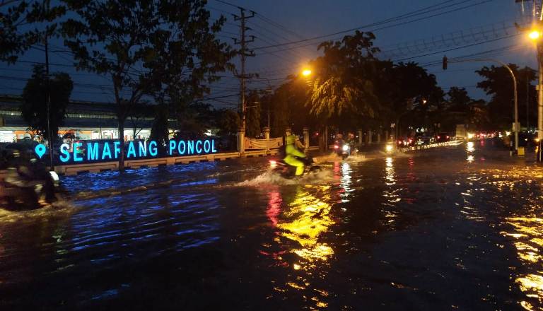 Jalan Imam Bonjol Semarang Banjir, Stasiun Tawang Juga Tergenang Air