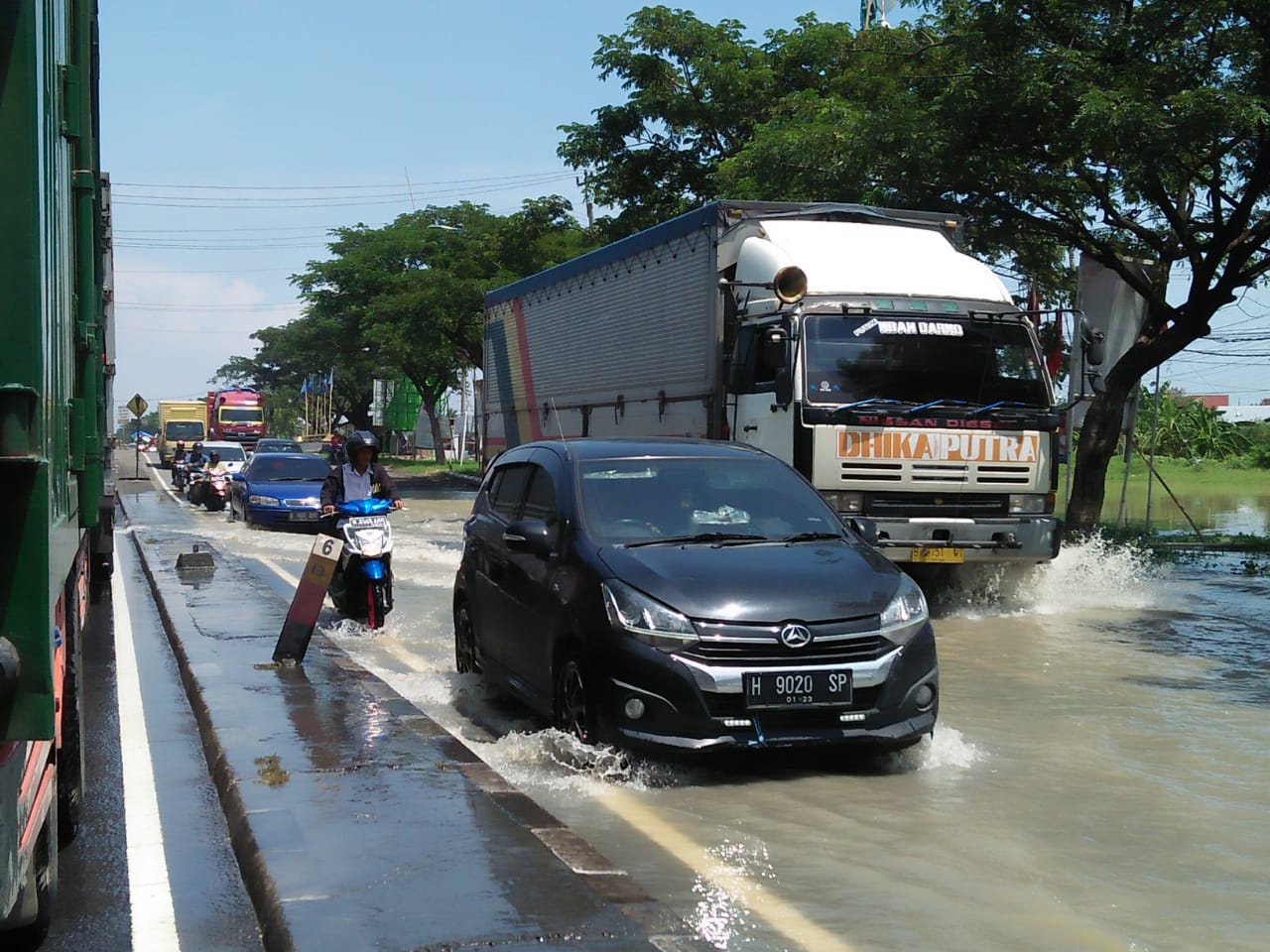 Jalan Kaligawe Tergenang Air, Antrean Kendaraan di Pantura Capai 5 Kilometer