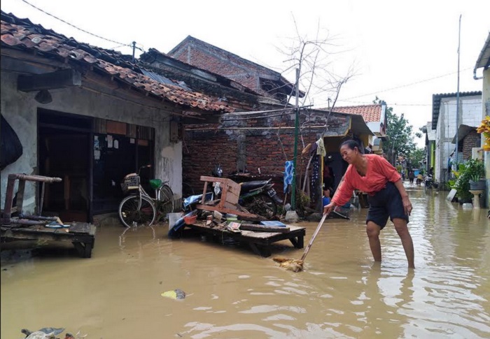 UPDATE BANJIR : Warga Karang Kimpul Semarang Bersihkan Sisa Lumpur