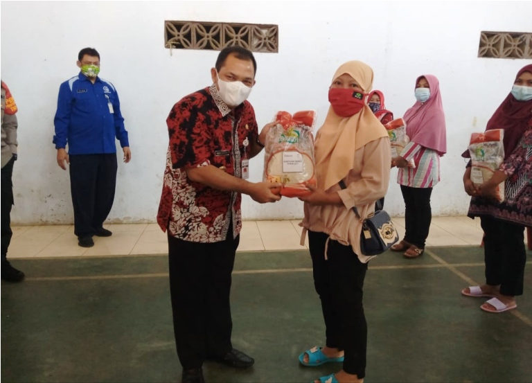 Sarijem Senang Peroleh Beras Bantuan saat PPKM Level 4, Pemkab Semarang Salurkan 1.347 Ton Beras