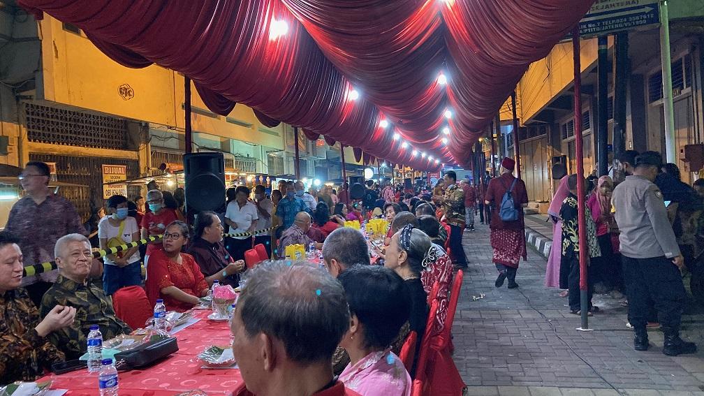 Nasi Ulam Bunga Telang Simbol Perdamaian, Harmoni, Persatuan pada Tuk Panjang Pasar Imlek Semawis