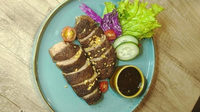 bebek-ngohyang-salah-satu-menu-di-Meet-N-Eat-Resto-Spacebar_32424323423.jpg