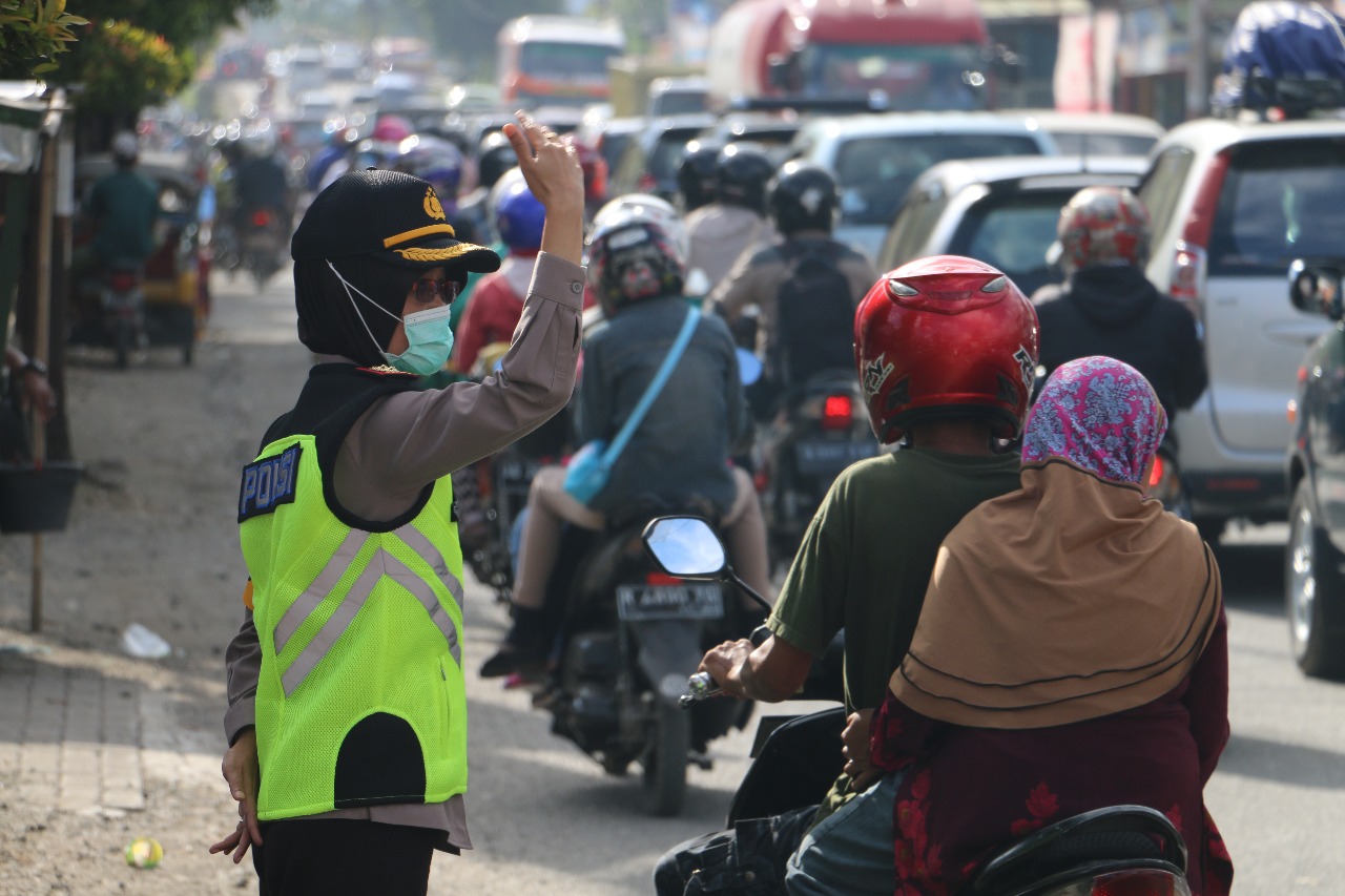 beberapa-jalur-utama-di-wilayah-jawa-tengah-macet-parah_20170630_085205.jpg