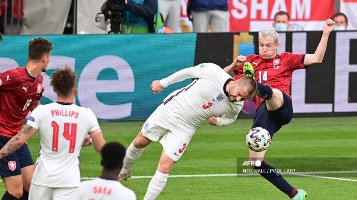 bek-inggris-luke-shaw-menyundul-bola-di-depan-gelandang-republik-ceko.jpg