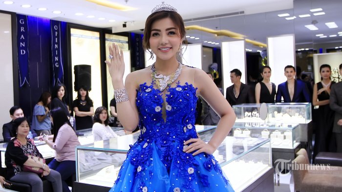 Pria Ini Selalu Bareng Bella Shopie dengan Muka Ditutupi, Netizen Ternyata Sudah Tahu Siapa Dia