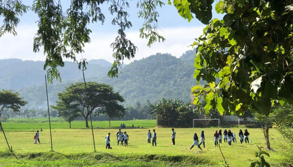 bermain-di-lapangan-sepak-bola-Desa-Gumelem.jpg
