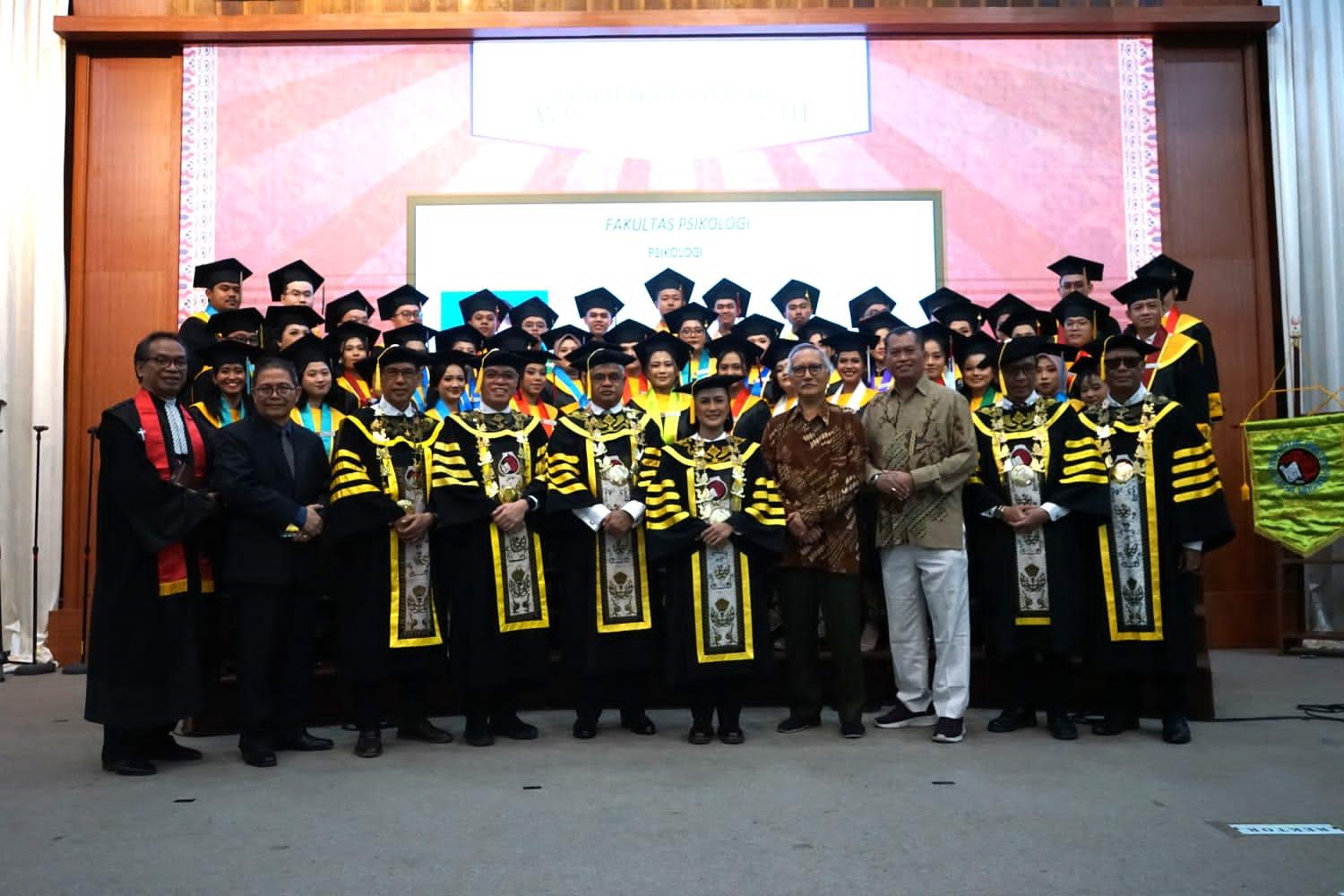 Wisuda Periode III Tahun 2024 UKSW, Rektor Intiyas Ajak 694 Lulusan Berdampak Bagi Bangsa