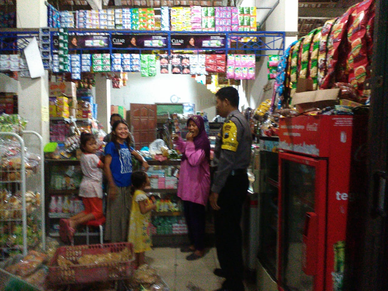 Hindari Komplain Warga, Bhabhinkamtibmas Polsek Guntur Demak Pantau Toko Penyalur PKH