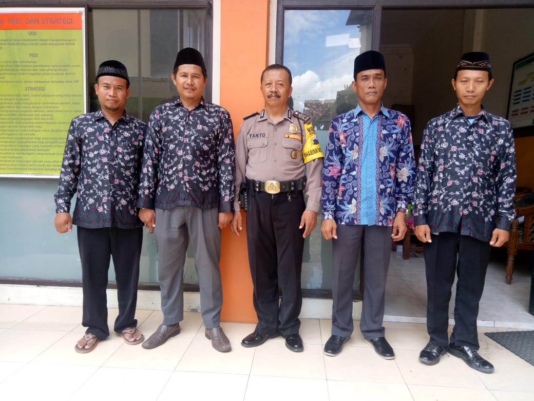 Jalin Kemitraan, Bhabinkamtibmas Polsek Sayung Sambangi Masjid
