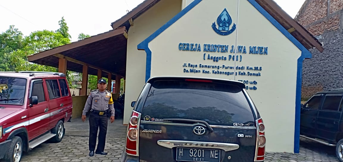 Bhabinkamtibmas dan Anggota Polsek Kebonagung Demak Jaga Peribadatan di GJK Mijen