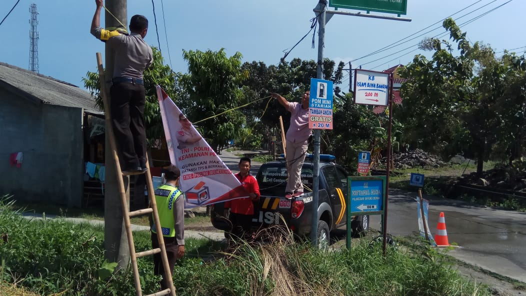 Pasang Spanduk, TNI-Polri Jamin Keamanan Pemilu 17 April 2019