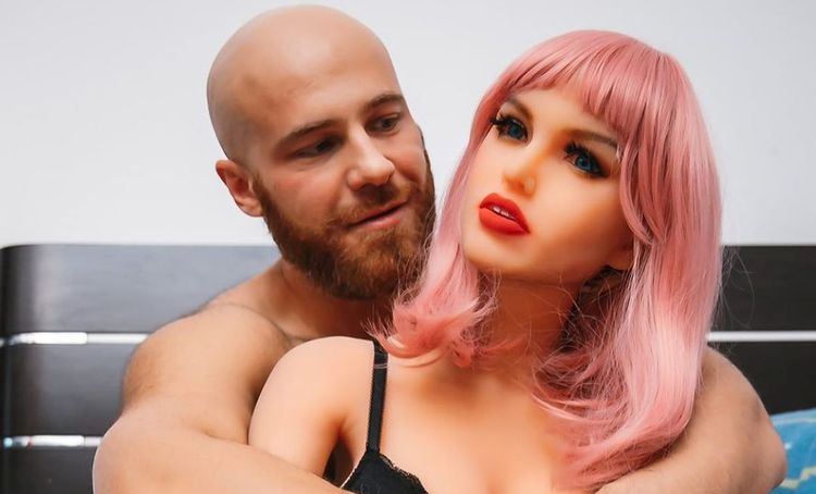 Kisah Cinta Binaragawan dengan Boneka Seks hingga Akhirnya Menikah