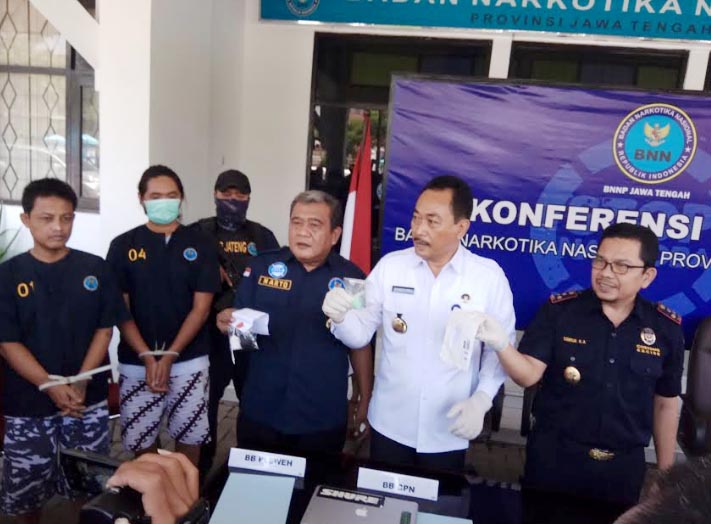 bnnp-jateng-gelar-perkara-penangkapan-mahasiswa-undip-yang-diduga-edarkan-ekstasi_20180405_184256.jpg