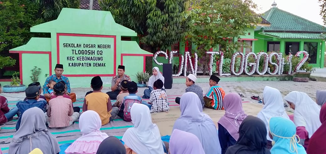 Kapolsek Keboangung Demak Buka Puasa Bersama Warga dan Anak SD