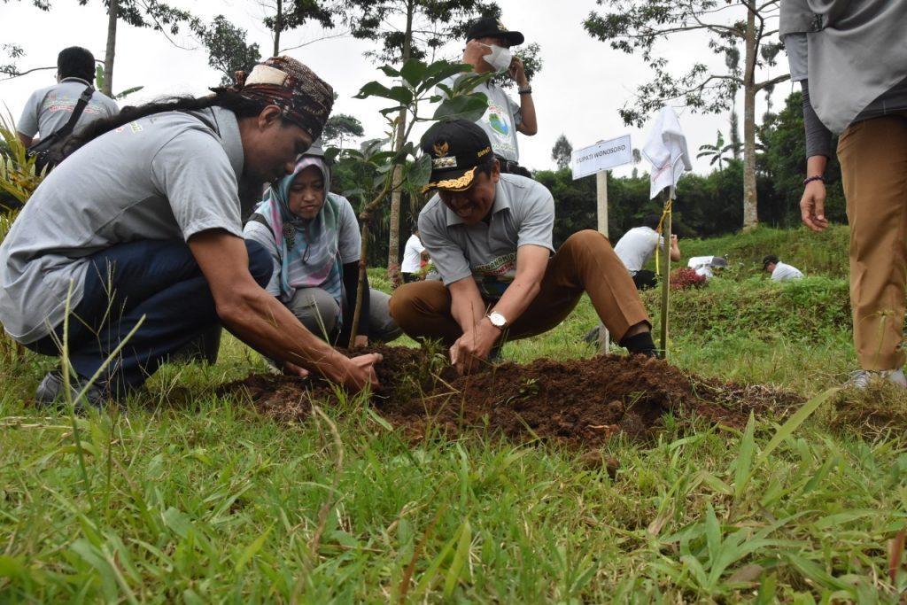 Bupati Afif Ajak Masyarakat Wonosobo Jaga Kelestarian Air dengan Tanam Pohon