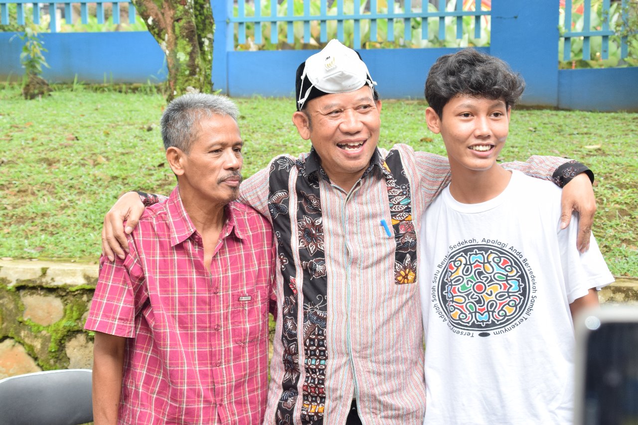 Kabar Baik, 2 Pasien Positif Corona di Banyumas Sembuh, Bupati Rangkul dan Ajak Makan Kue Bersama
