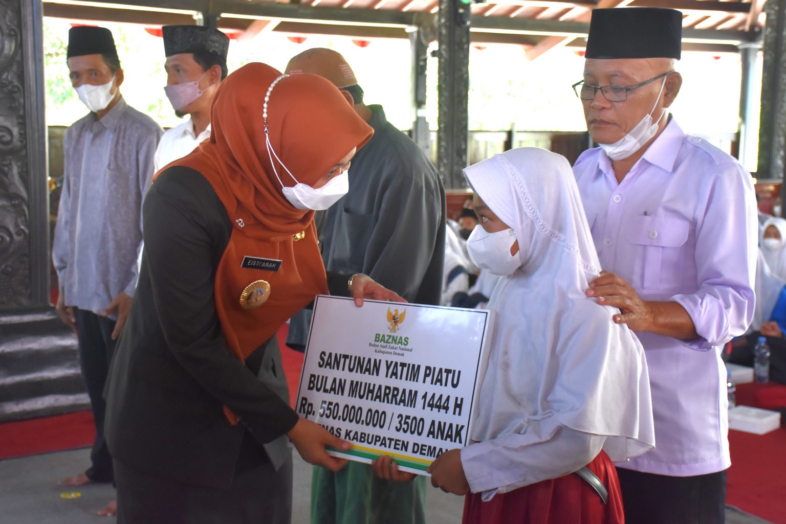 bupati-demak-eistianah-serahkan-santunan-kepada-anak-yatim.jpg