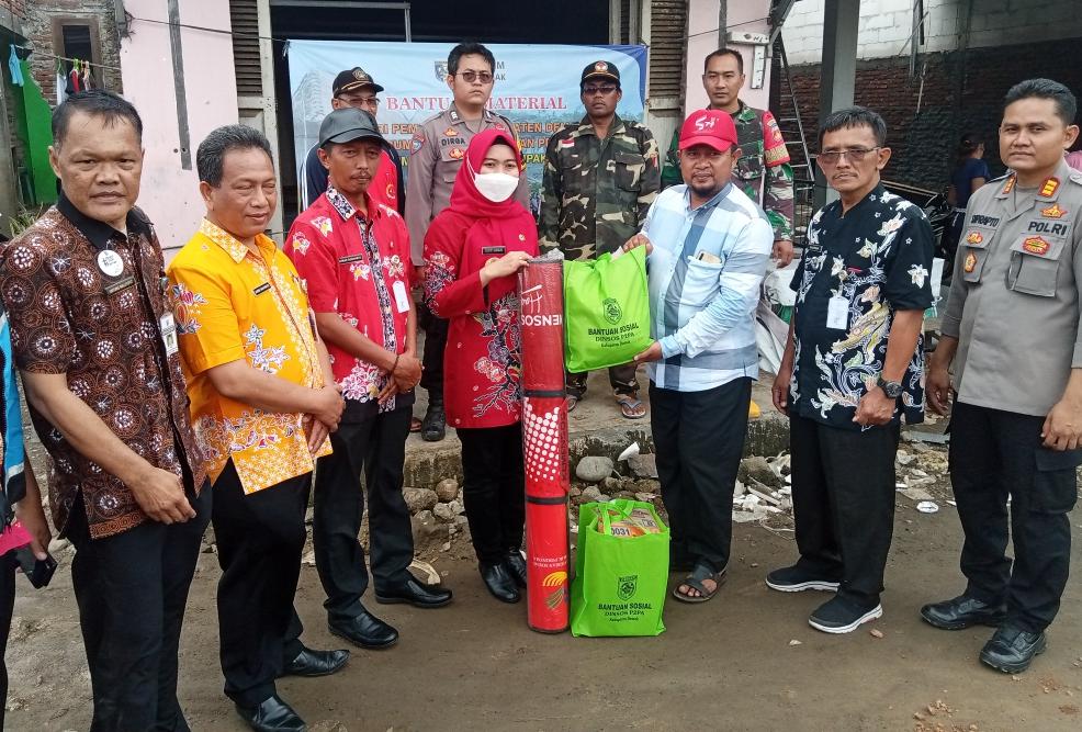 Bupati Demak Eisti'anah Serahkan Bantuan untuk Korban Angin Puting Beliung di Desa Tugu Sayung