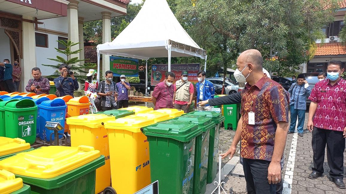 bupati-jepara-cek-bantuan-tong.jpg