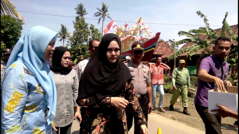 Panas-panasan, Bupati Mirna Annisa Rela Jalan Kaki 1,5 Km Mengarak Sesaji