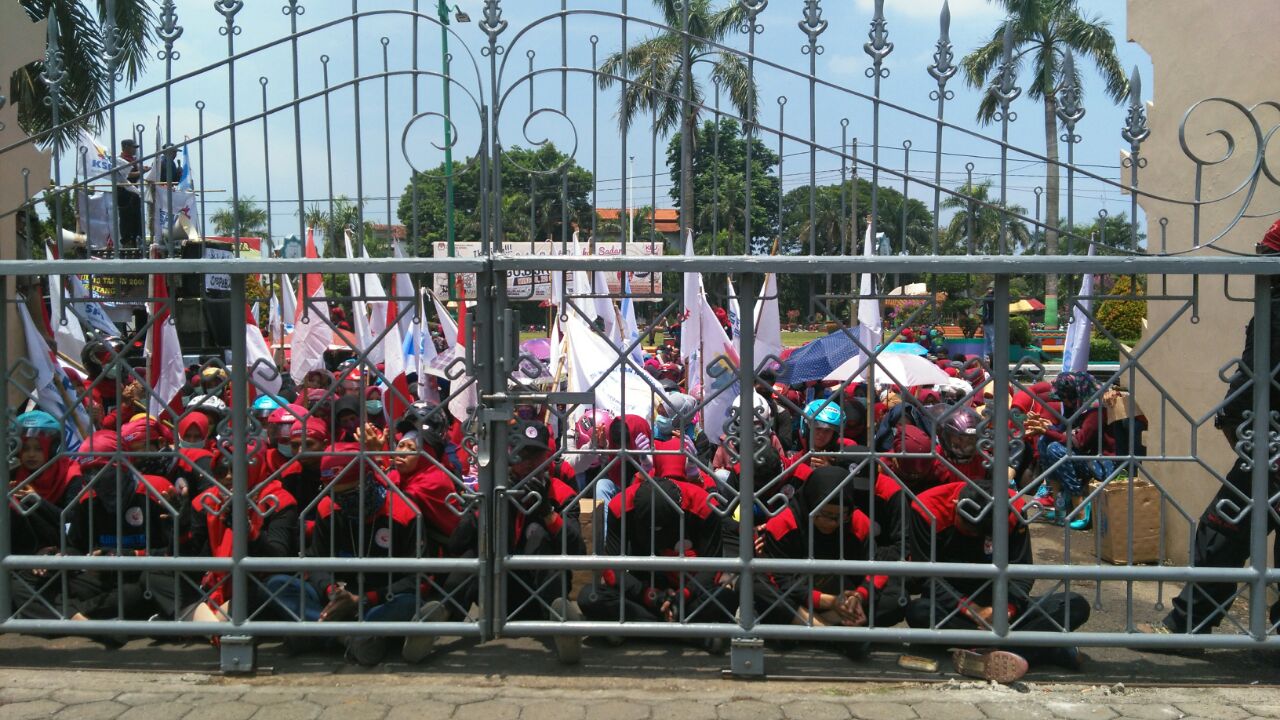buruh-jepara-unjuk-rasa-tuntut-kenaikan-umk-2018_20171030_124655.jpg