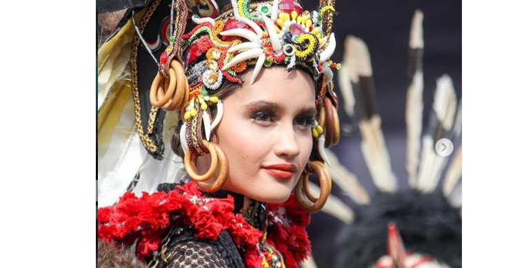 cinta-laura-dalam-ajang-jember-fashion-carnival-2019.jpg