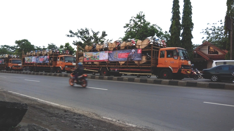 contra-flow-diterapkan-di-depan-pasar-cipiring-kendal_20170629_173151.jpg