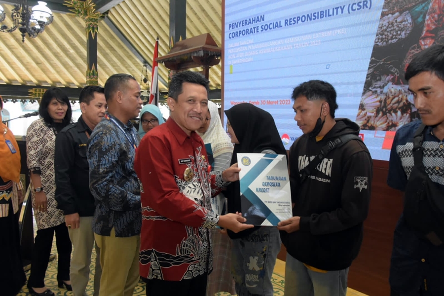 Bantu Entaskan Kemiskinan Ekstrem di Wonosobo, BPR BKK Jateng Serahkan CSR Rp 55 juta