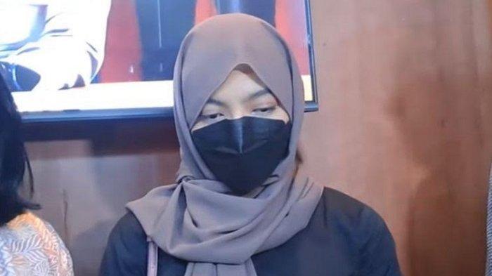 Pria Pemeran Video Jilat Es Krim Selebgram Oklin Fia Diburu Polisi