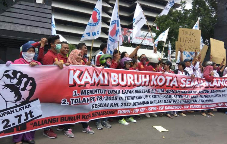 demo-buruh-tuntut-kenaikan-upah-2018_20171115_141810.jpg